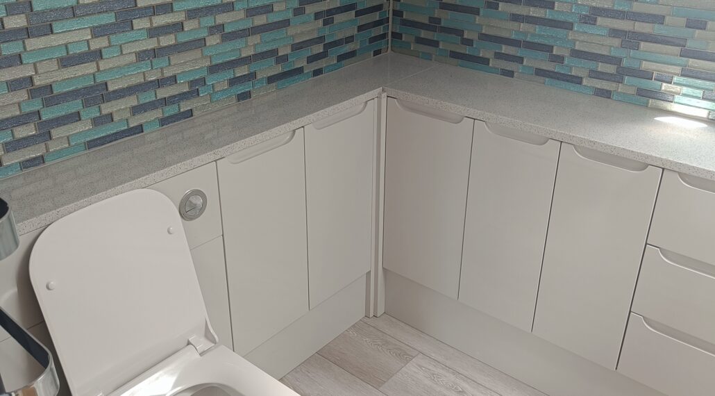 Bathroom with vanity units and mosaic tiles