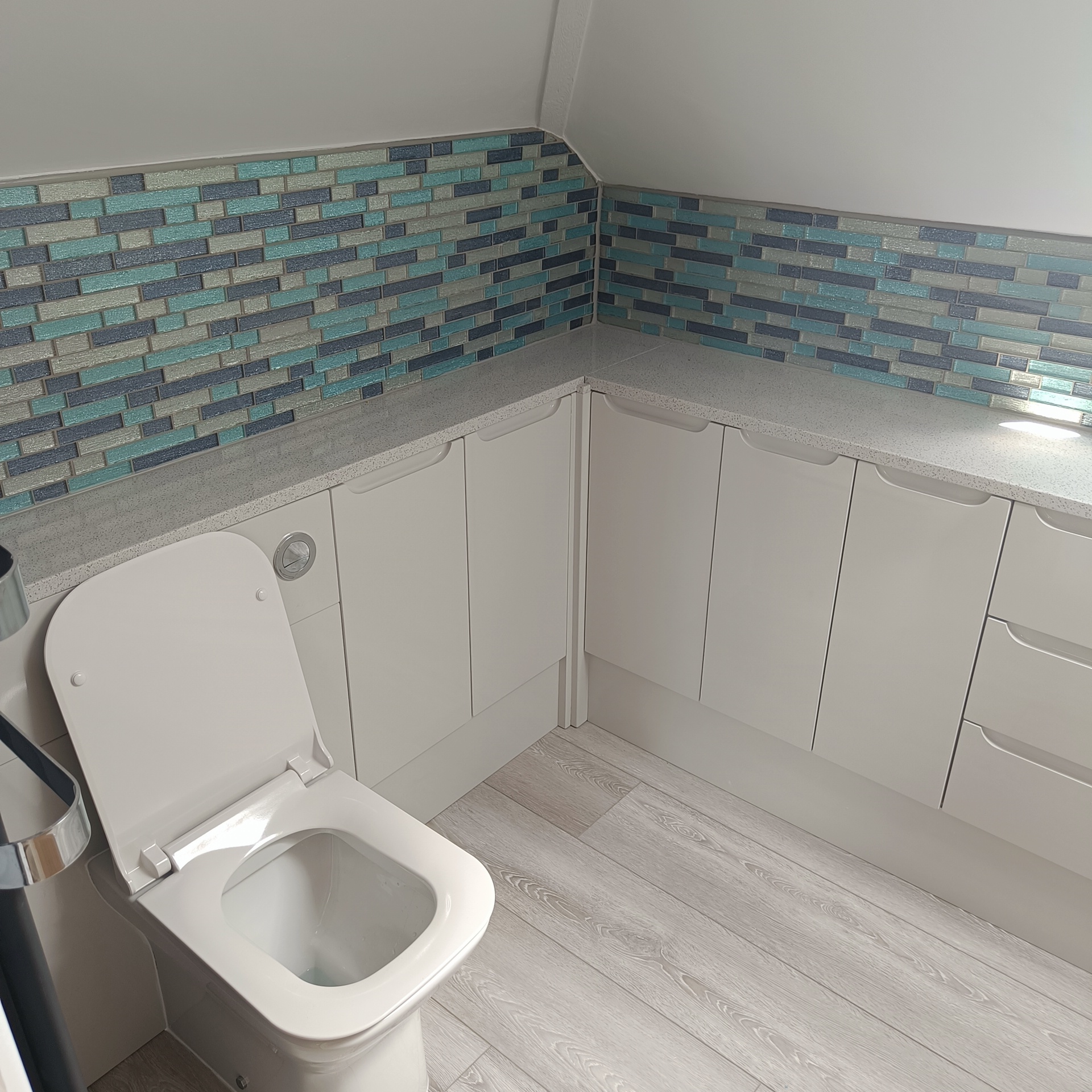 Bathroom with vanity units and mosaic tiles